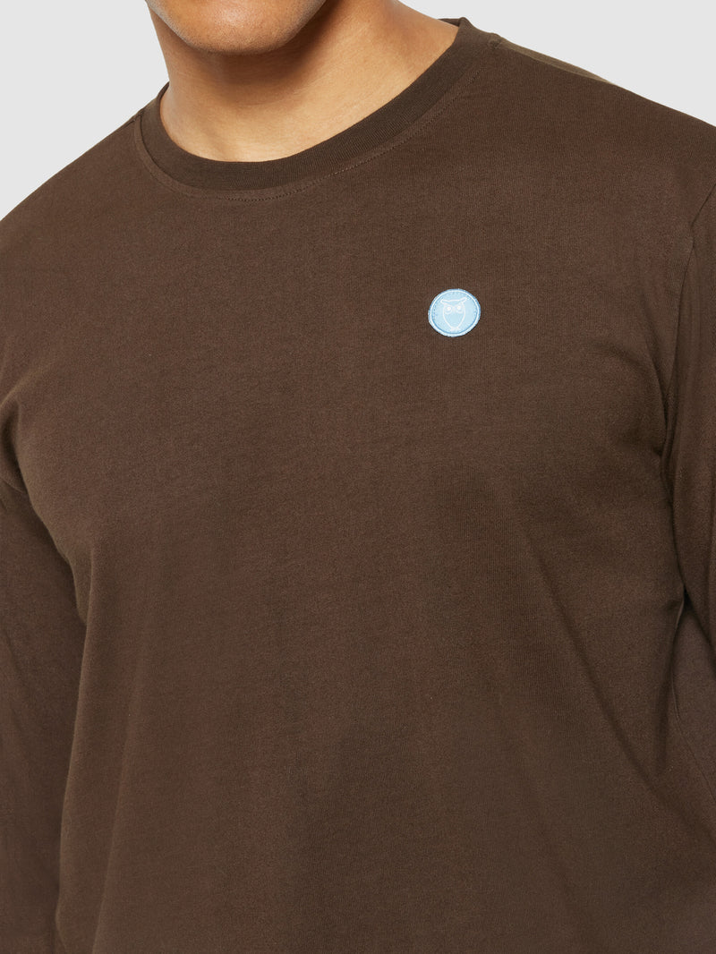 KnowledgeCotton Apparel - MEN Badge long sleeve Long Sleeves 1243 Demitasse (brown)