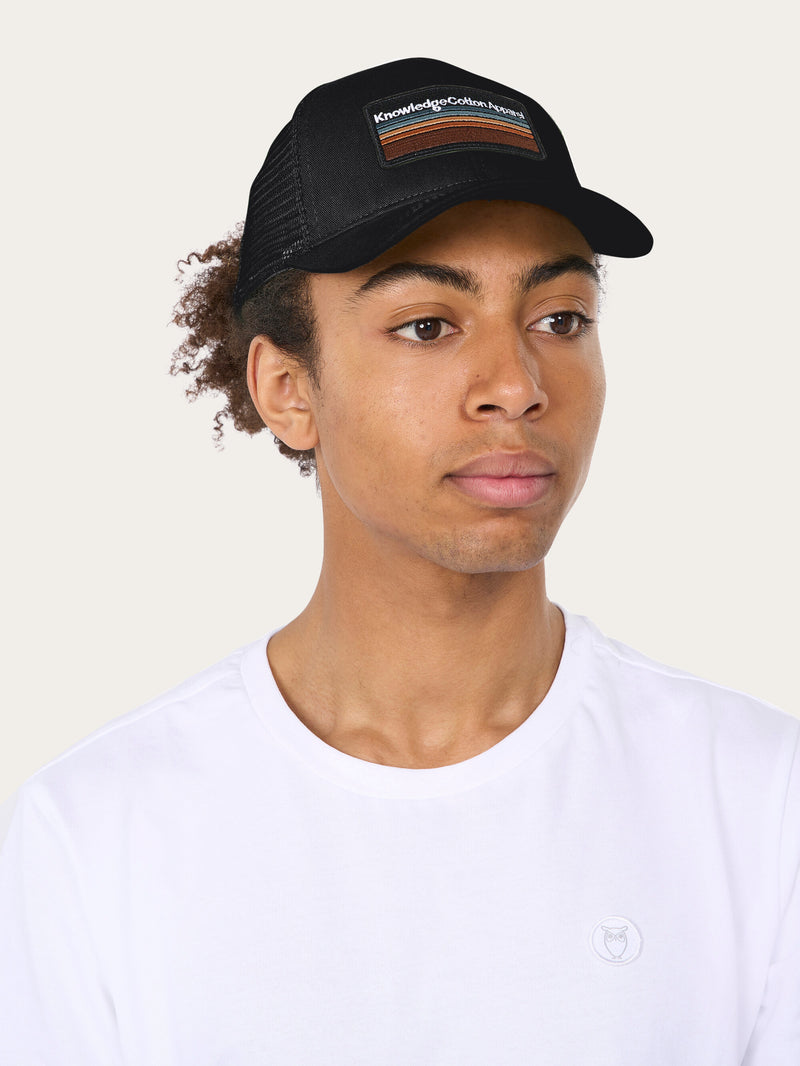 KnowledgeCotton Apparel - UNI Badge twill trucker cap Caps 1300 Black Jet