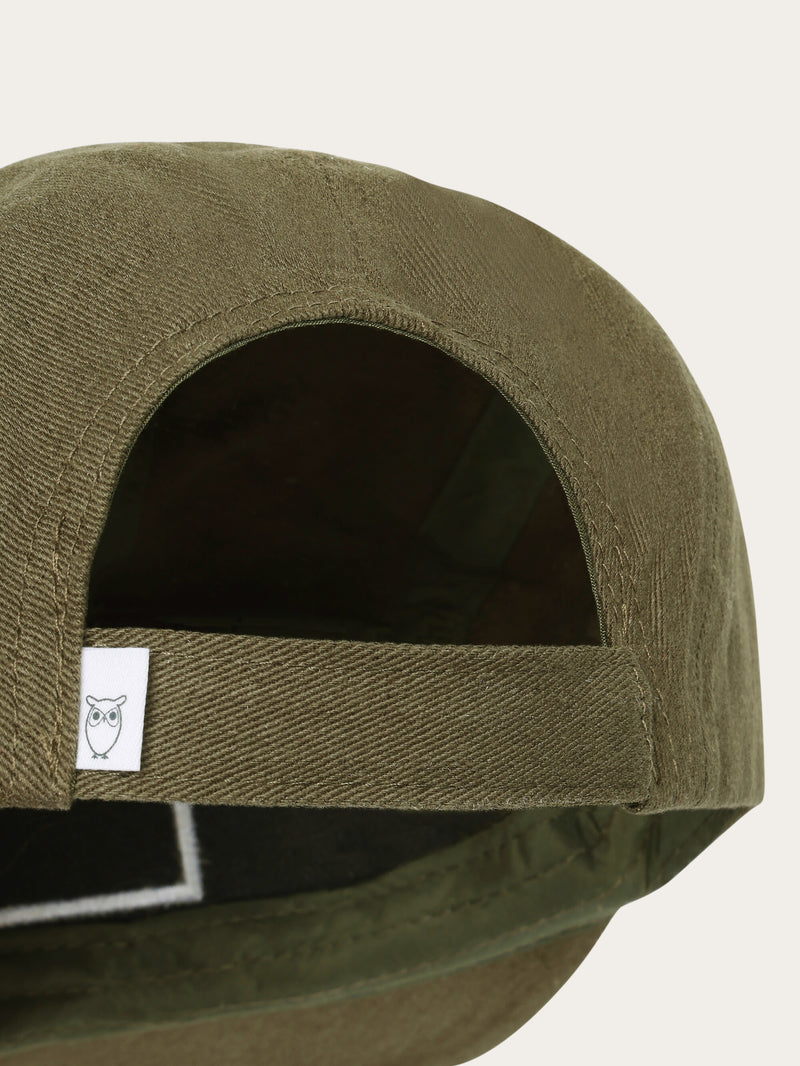 KnowledgeCotton Apparel - UNI Barckley cap with badge Caps 1090 Forrest Night