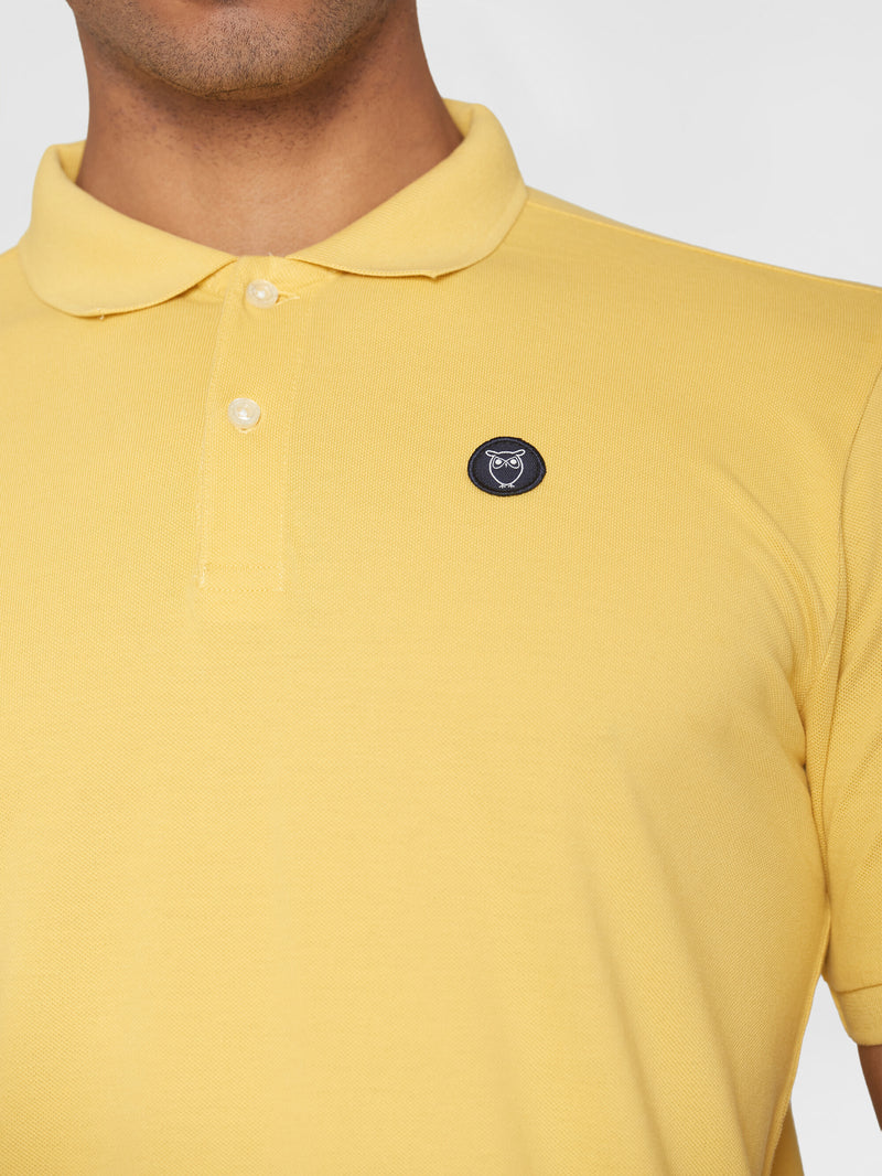 KnowledgeCotton Apparel - MEN Basic badge polo Polos 1429 Misted Yellow