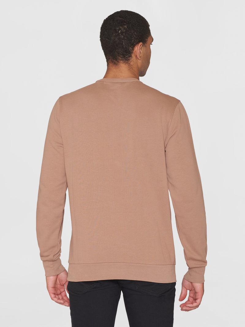 KnowledgeCotton Apparel - MEN Basic badge sweat Sweats 1437 Chocolate Malt