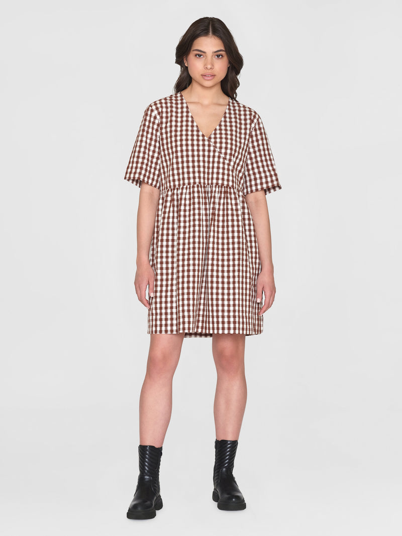 KnowledgeCotton Apparel - WMN Cross over A-shape seersucker checkered dress - GOTS/Vegan Dresses 7026 Brown check