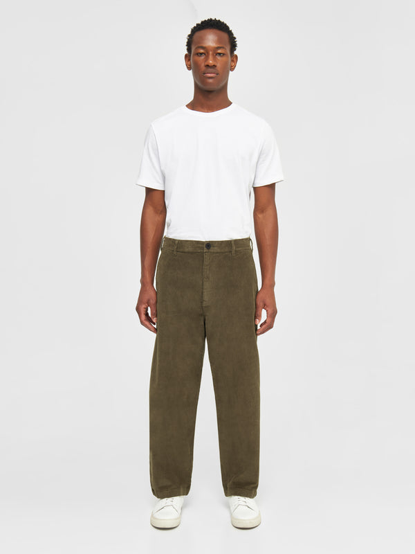 KnowledgeCotton Apparel - MEN FLINT wide corduroy chino pants Pants 1100 Dark Olive