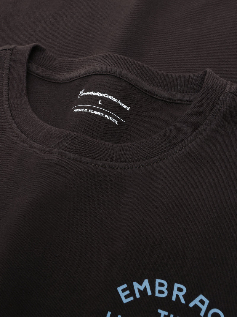 KnowledgeCotton Apparel - MEN Regenerative Organic Cotton Back Print T-Shirt GOTS T-shirts 1487 Chocolate Torte