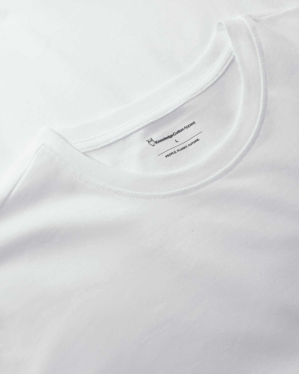 KnowledgeCotton Apparel - MEN Regular fit Badge t-shirt T-shirts 1010 Bright White