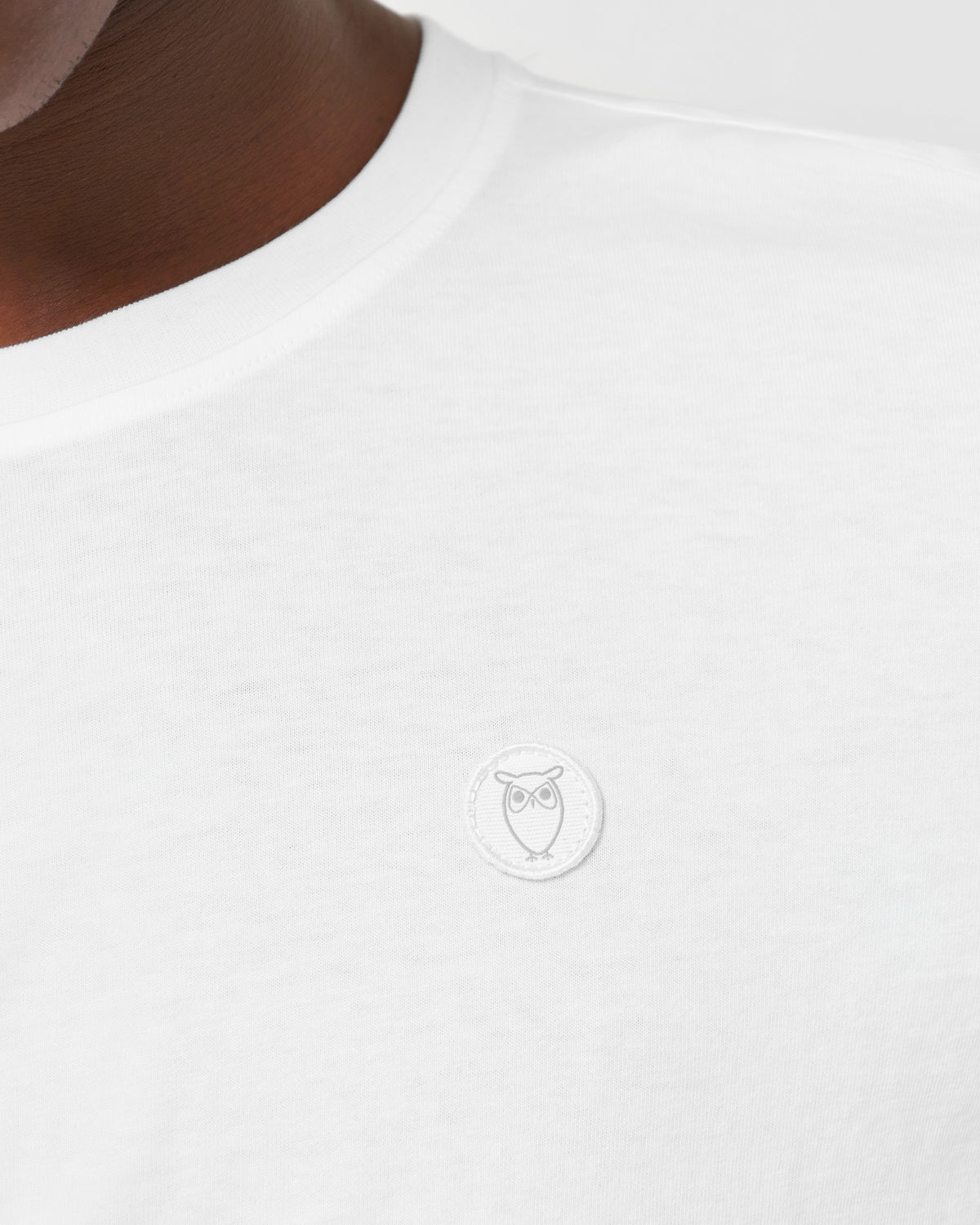 KnowledgeCotton Apparel - MEN Regular fit Badge t-shirt T-shirts 1010 Bright White