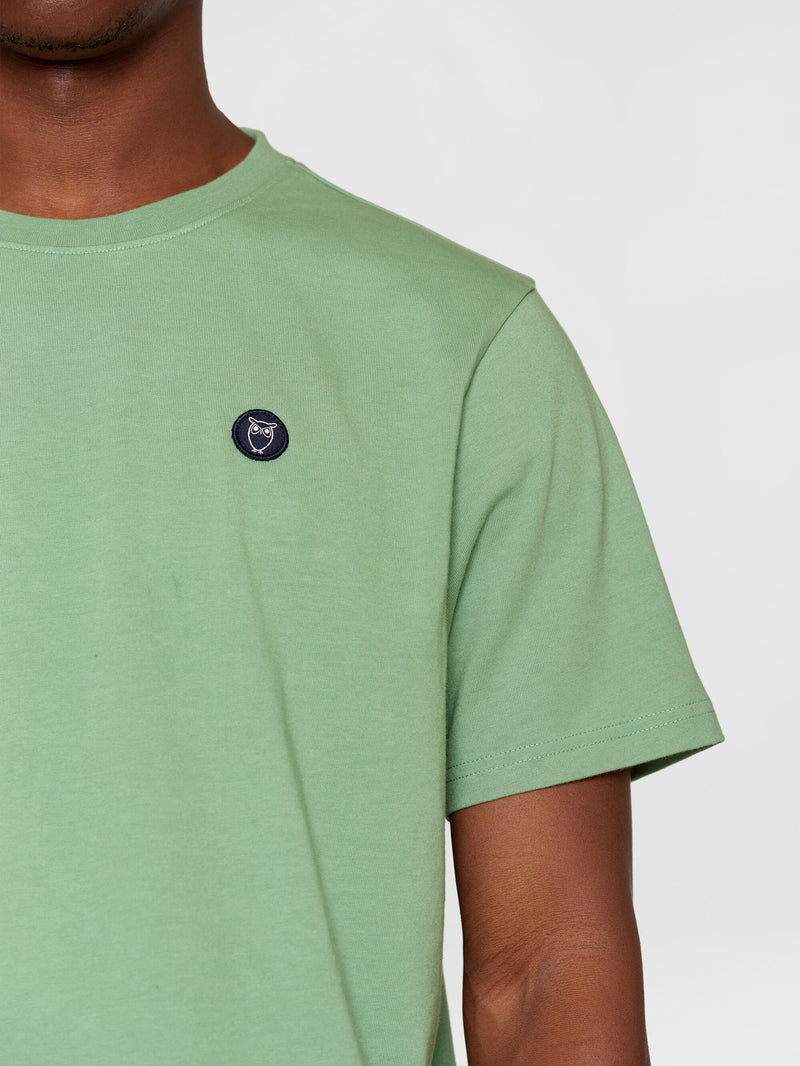 KnowledgeCotton Apparel - MEN Regular fit Badge t-shirt T-shirts 1454 Shale Green