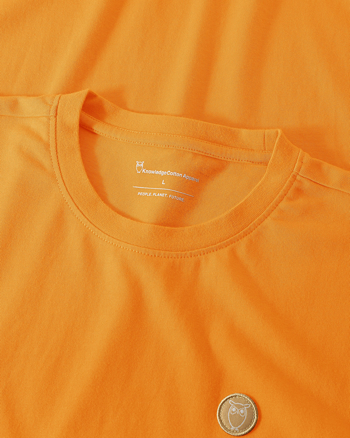KnowledgeCotton Apparel - MEN Regular fit Badge t-shirt T-shirts 1502 Golden Oak