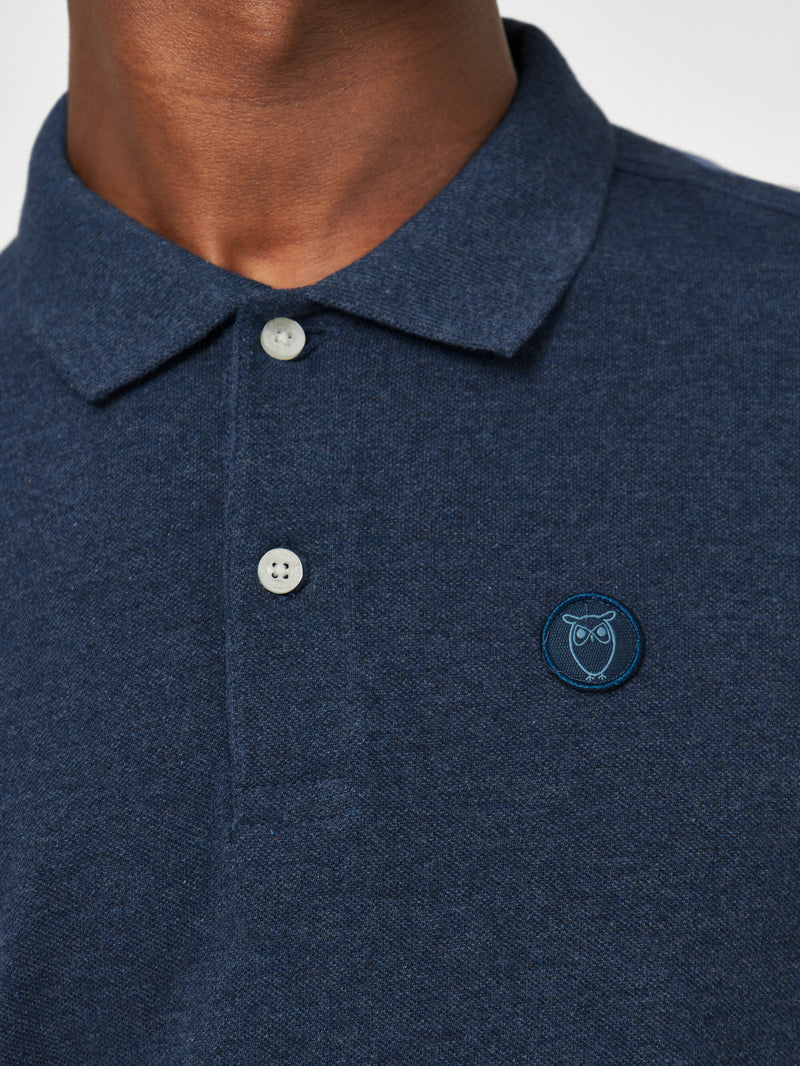 KnowledgeCotton Apparel - MEN Basic badge polo Polos 1257 Insigna Blue melange